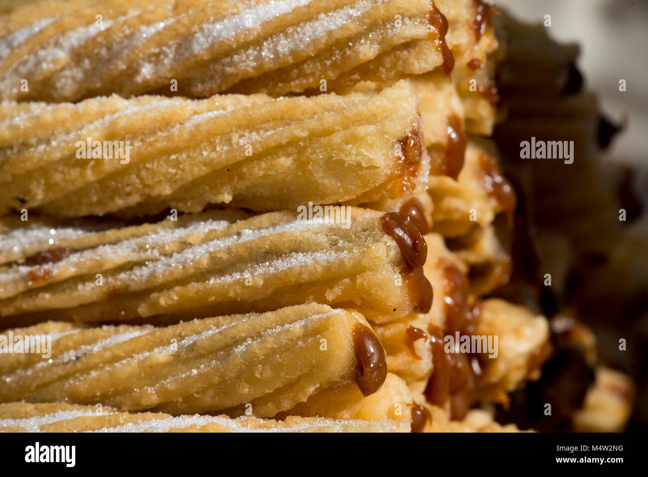 Argentina, Buenos Aires, San Telmo, Mercato di San Telmo. Tradizionale spolverato di zucchero, fritte, caramello riempita churros. Foto Stock