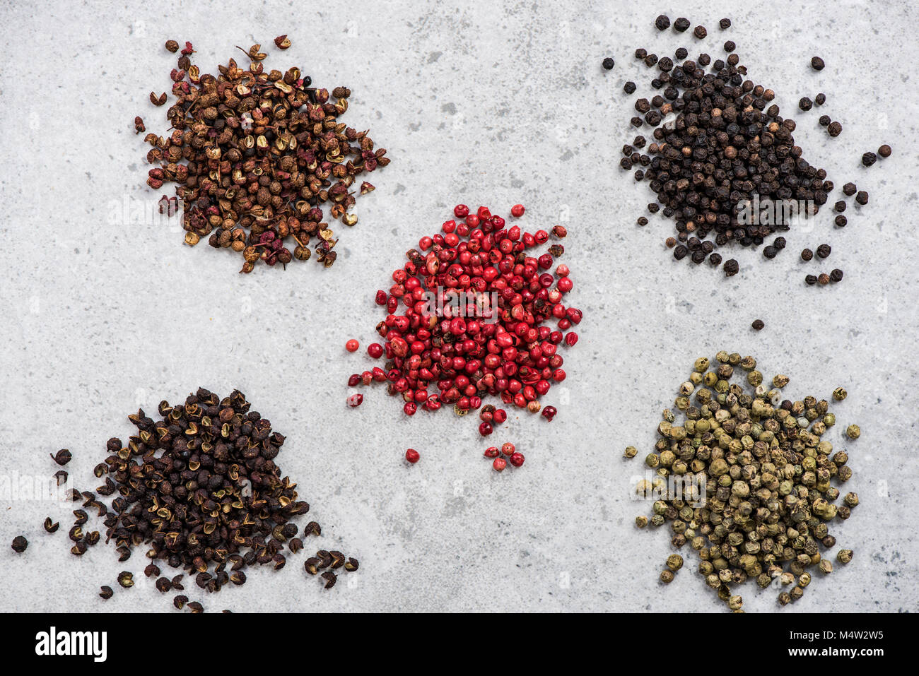 Tutti i tipi di semi di pepe, spezie concetto. Foto Stock