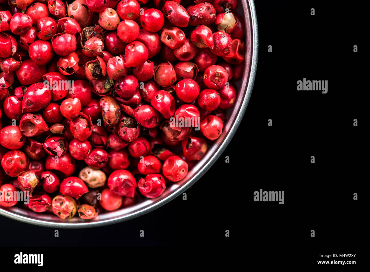 Peperone rosso semi in pentola con copia spazio. Dettaglio macro. Foto Stock