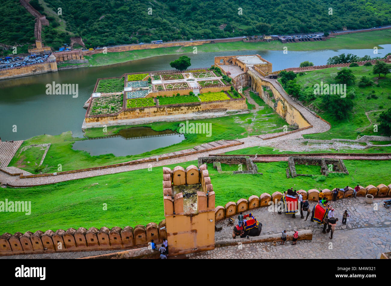 Vista aerea del percorso lungo il fiume Sahibi conduce fino ad Ambra Palace, con turisti tenendo elepahant guidare su per la collina, a Jaipur, Rajasthan, India. Foto Stock