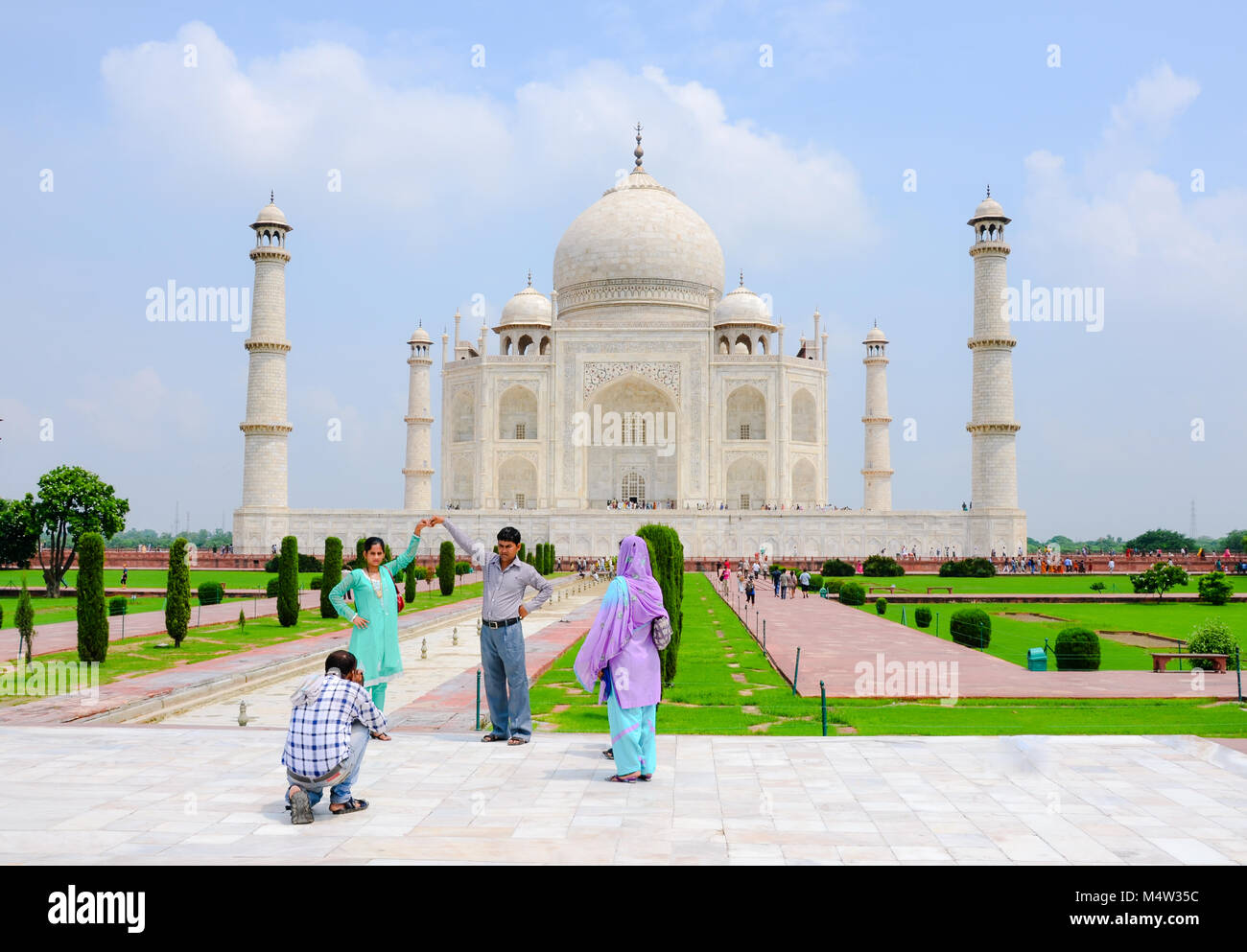 Indian giovane che posano per una foto di impegno al Taj Mahal di Agra, India. Foto Stock