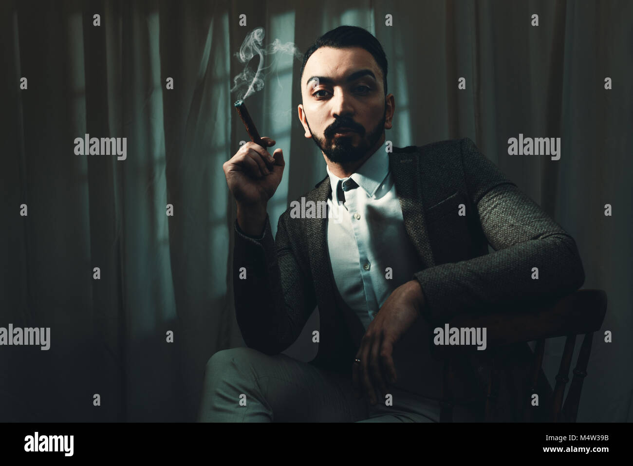 Film Noir concetto di uomo di fumare un sigaro con tono di qualità cinematografica Foto Stock