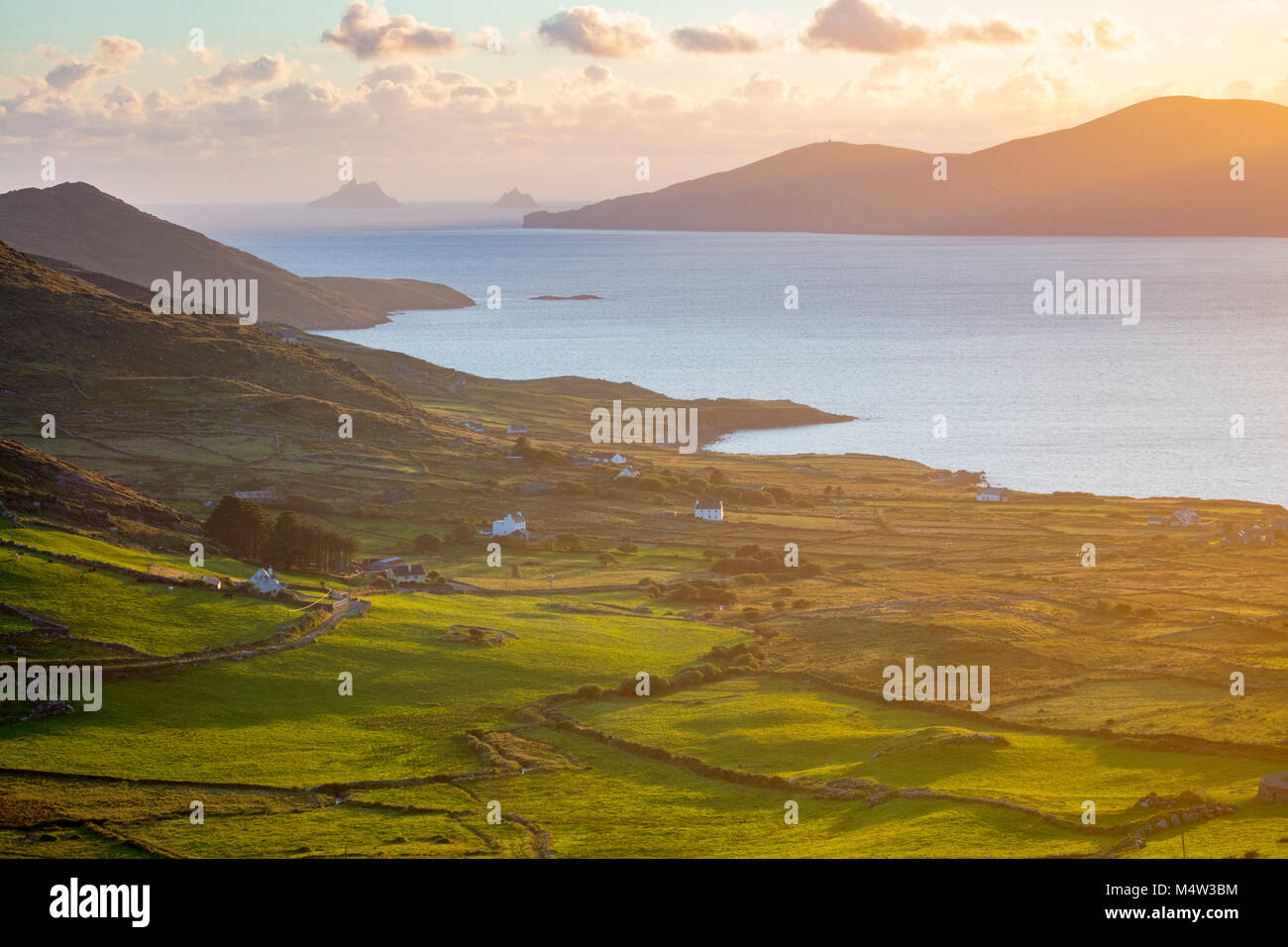 Luce della Sera su campi e Isole Skellig da Ballinskelligs Bay, nella contea di Kerry, Irlanda. Foto Stock