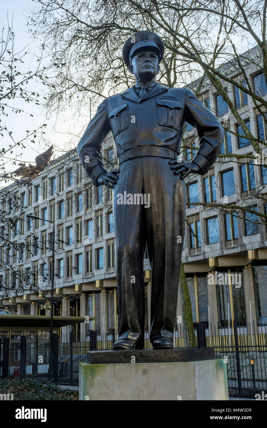 Statua di Dwight D. Eisenhower, il trentaquattresimo Presidente degli Stati Uniti, al di fuori dell ex ambasciata statunitense edificio, Grosvenor Square, London, Regno Unito Foto Stock