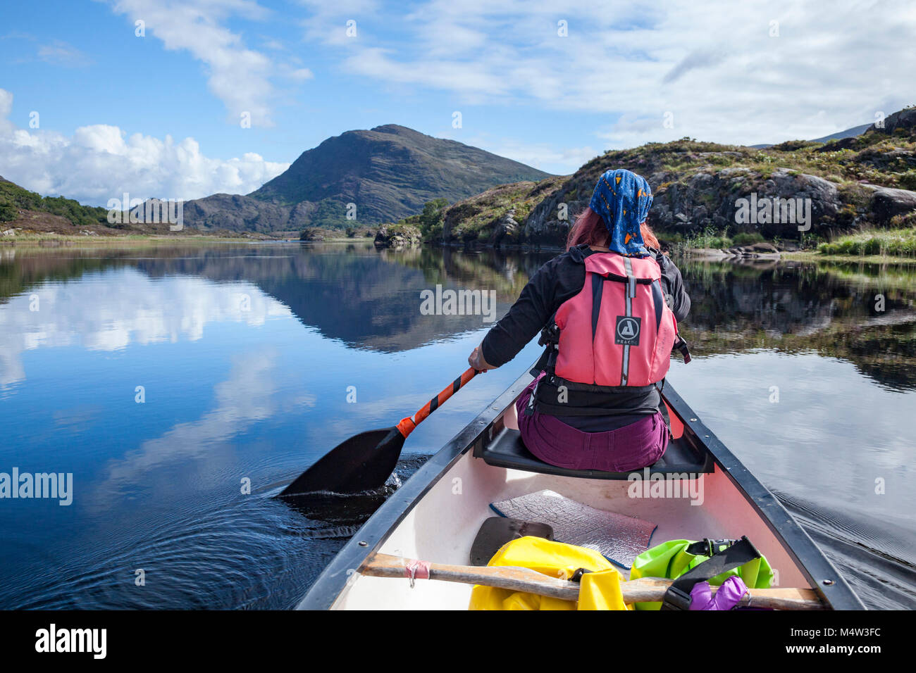 Canoa sulla parte superiore del Lough, laghi di Killarney, Killarney National Park, nella contea di Kerry, Irlanda. Foto Stock