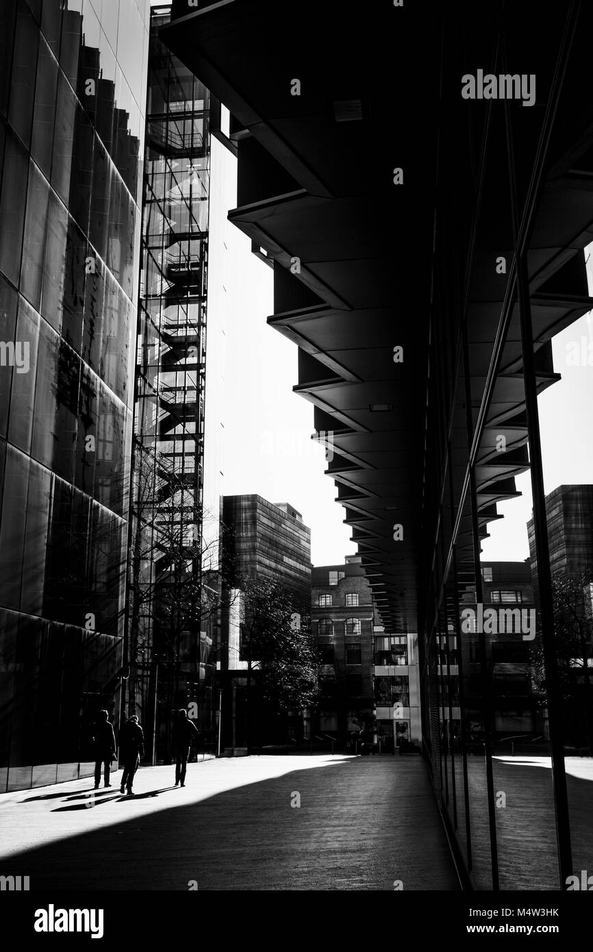 Londra in bianco e nero fotografia urbani: Alto contrasto architettura e ombre. Foto Stock