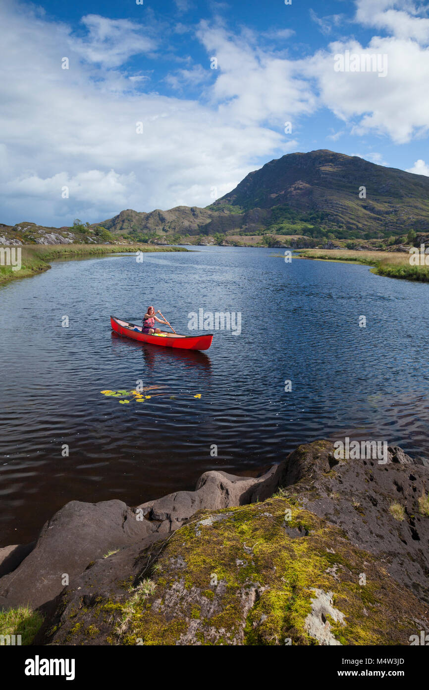 In canoa sul lungo raggio, laghi di Killarney, Killarney National Park, nella contea di Kerry, Irlanda. Foto Stock