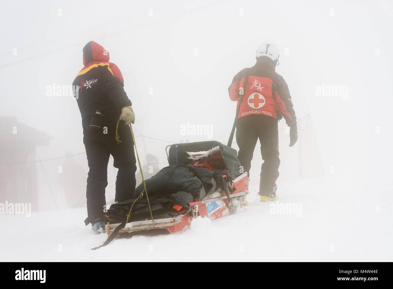 I servizi di soccorso di intervenire con la barella per assistere un ferito sciatore sulle piste della località di Sierra de Béjar - La Covatilla, Salamanca Foto Stock