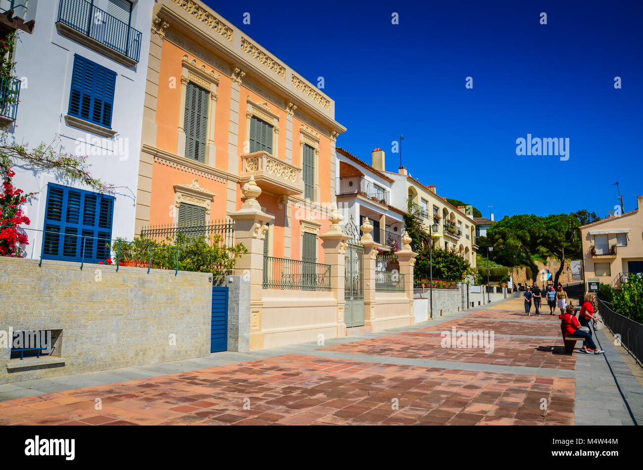 Cielo blu, architettura barocca e fiori mediterranea sulla strada della citta'. Foto Stock