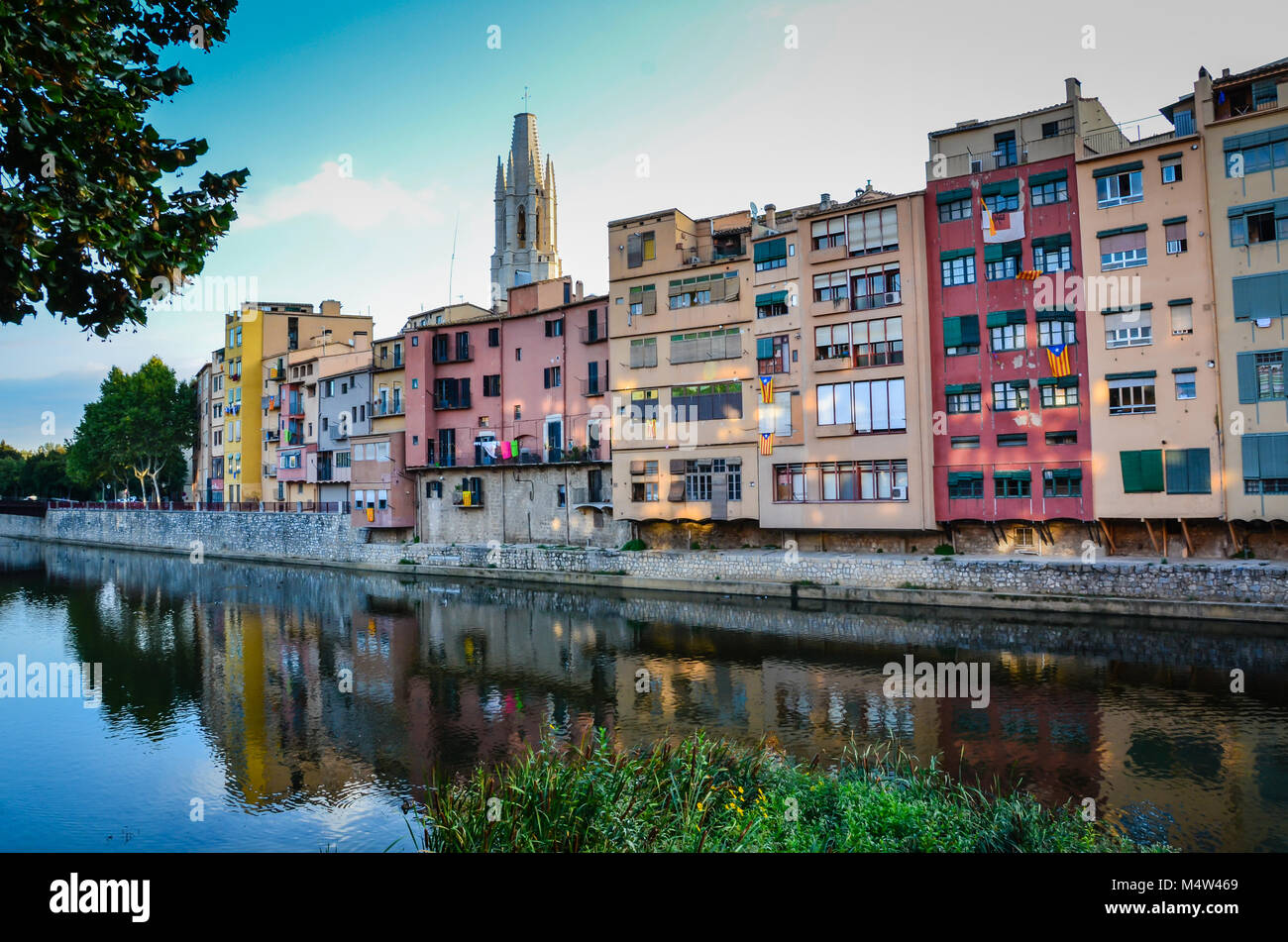 Gli edifici colorati riflessa sul fiume in Girona, Spagna. Foto Stock
