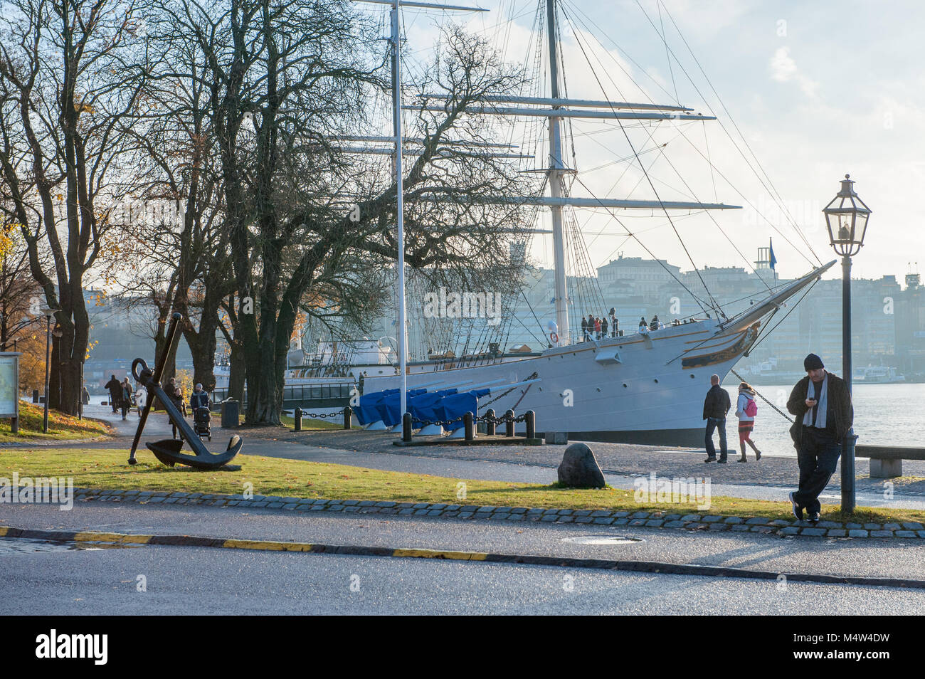 Le persone godono di una Domenica a piedi durante l'autunno a isola di Skeppsholmen di Stoccolma. La capitale della Svezia è costruita su 17 isole. Foto Stock