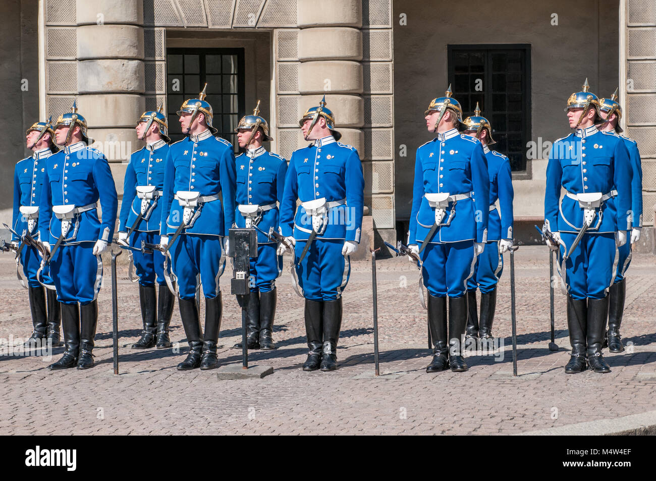 Cambio della guardia al Palazzo Reale di Stoccolma durante il tempo primaverile Foto Stock