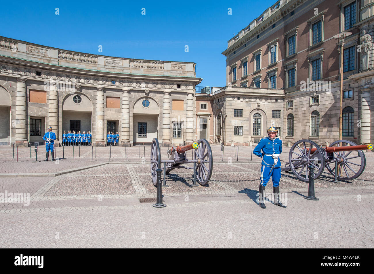 Cambio della guardia al Palazzo Reale di Stoccolma durante il tempo primaverile Foto Stock