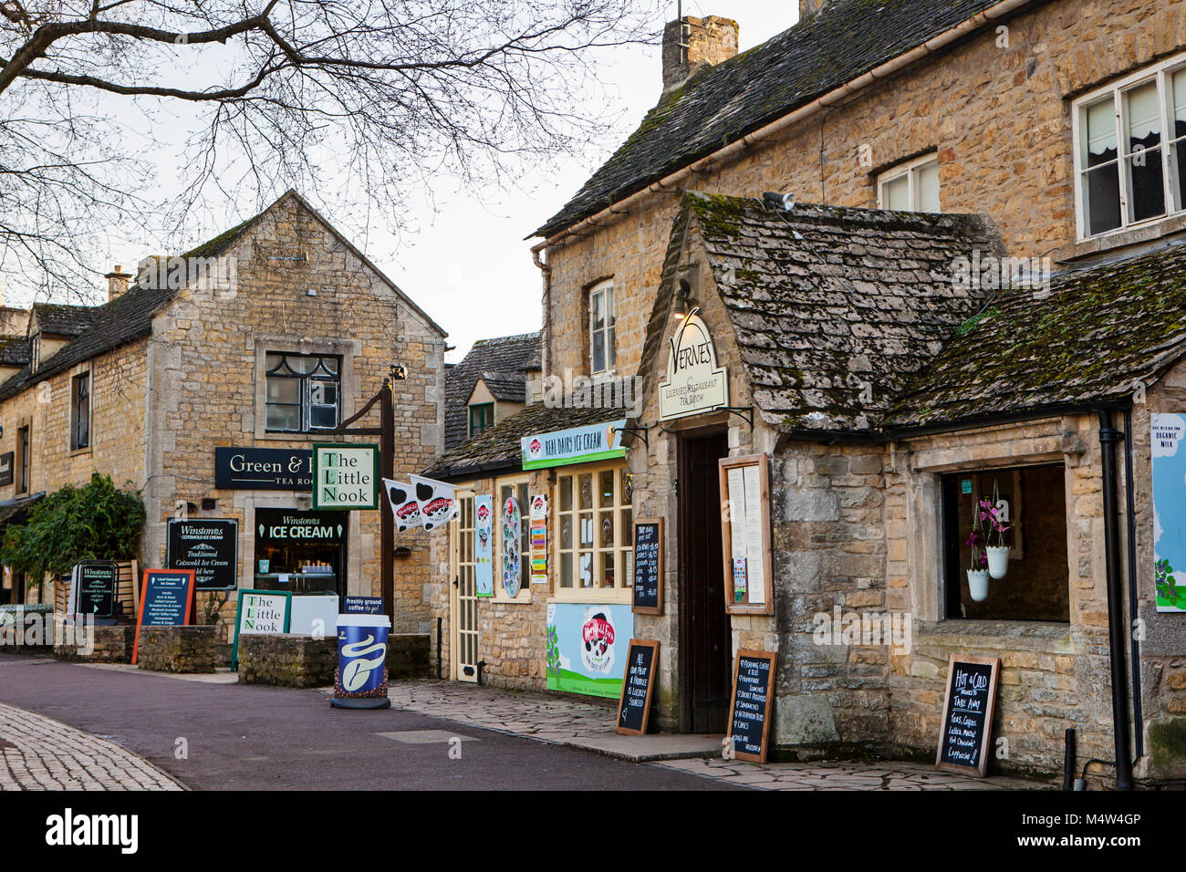 BOURTON SULL'ACQUA, Regno Unito - Febbraio 15th, 2018: vecchie case e negozi a Bourton-on-the-acqua, che è un villaggio in Gloucestershire Foto Stock