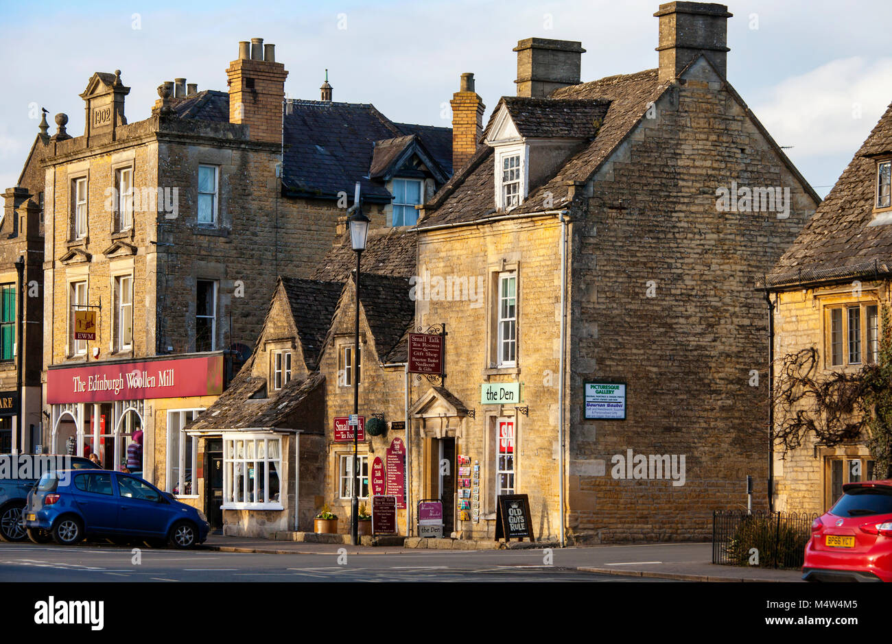 BOURTON SULL'ACQUA, Regno Unito - Febbraio 15th, 2018: vecchie case e negozi a Bourton-on-the-acqua, che è un villaggio nel Gloucestershire situato entro t Foto Stock