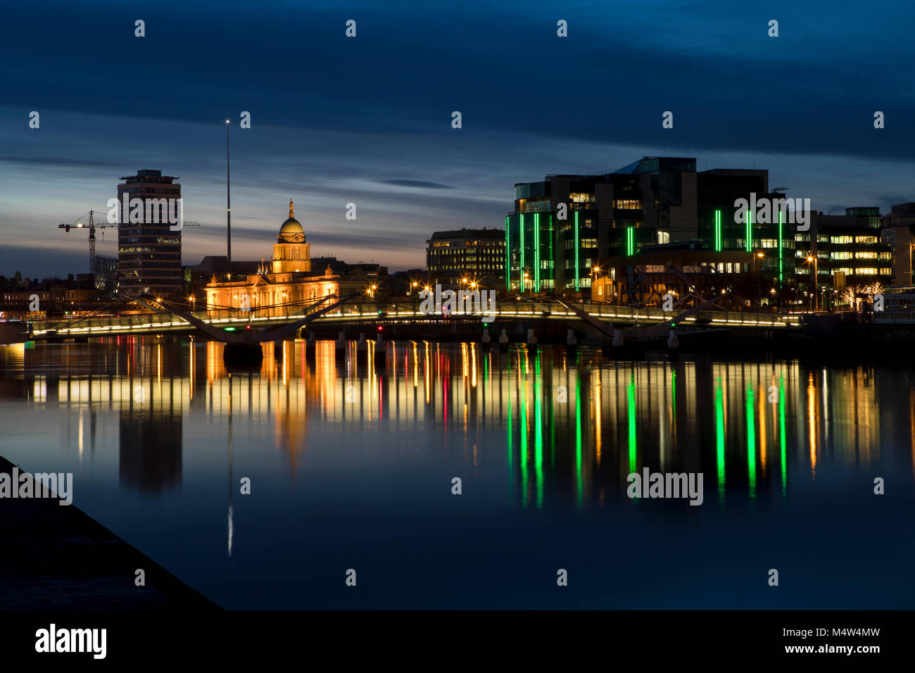 Dublino è Fiume Liffey di notte, tenebrologo di Dublino. Foto Stock