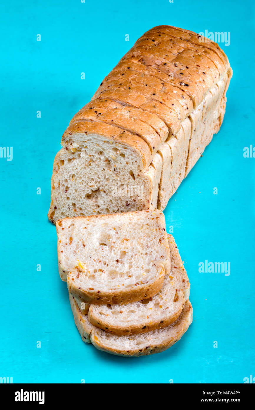 Multi-seme di grano pane affettato su sfondo ciano, ad alto angolo di visione. Foto Stock