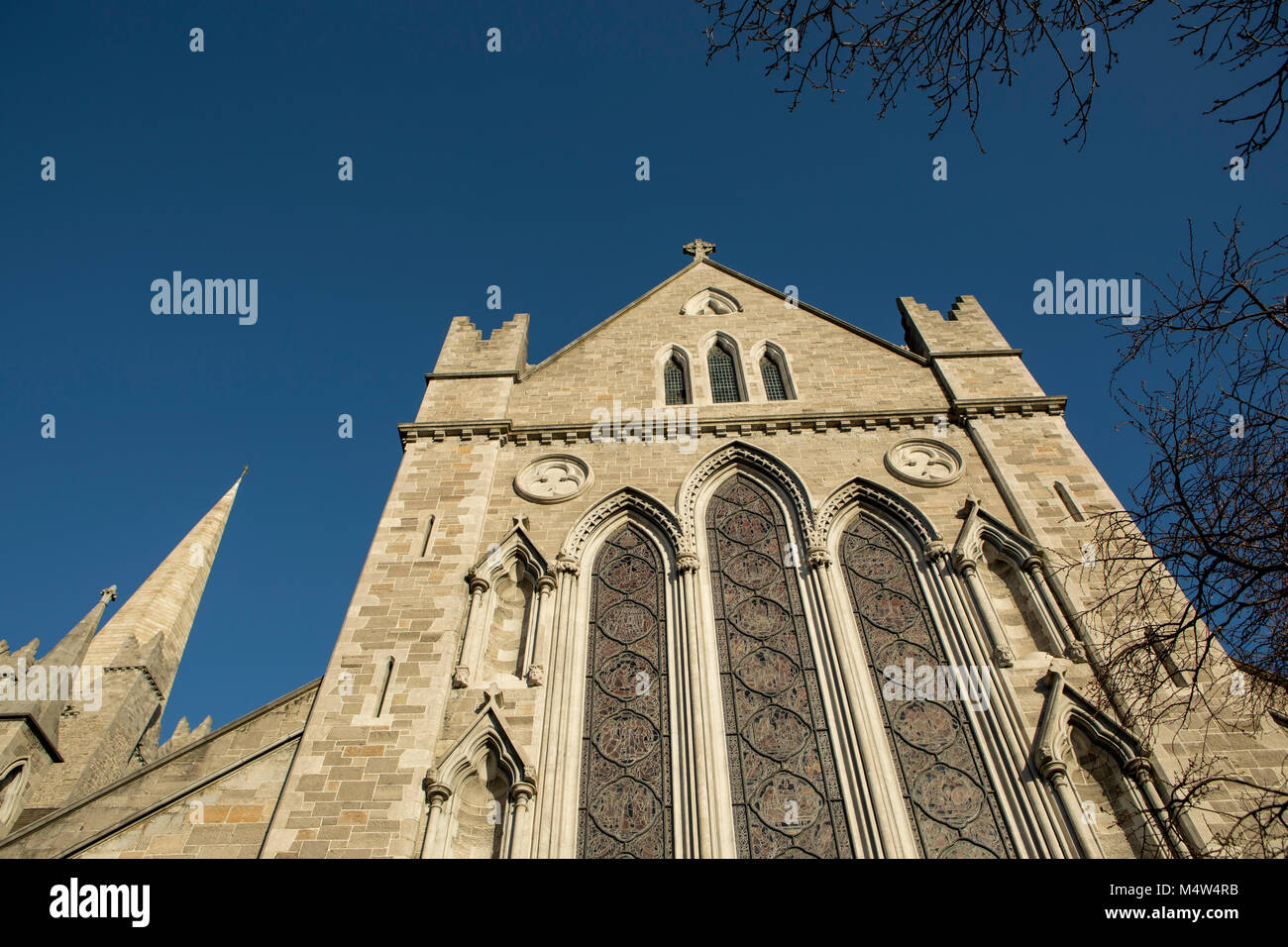Esterno della Cattedrale di San Patrizio, Dublino con il blu del cielo. Foto Stock
