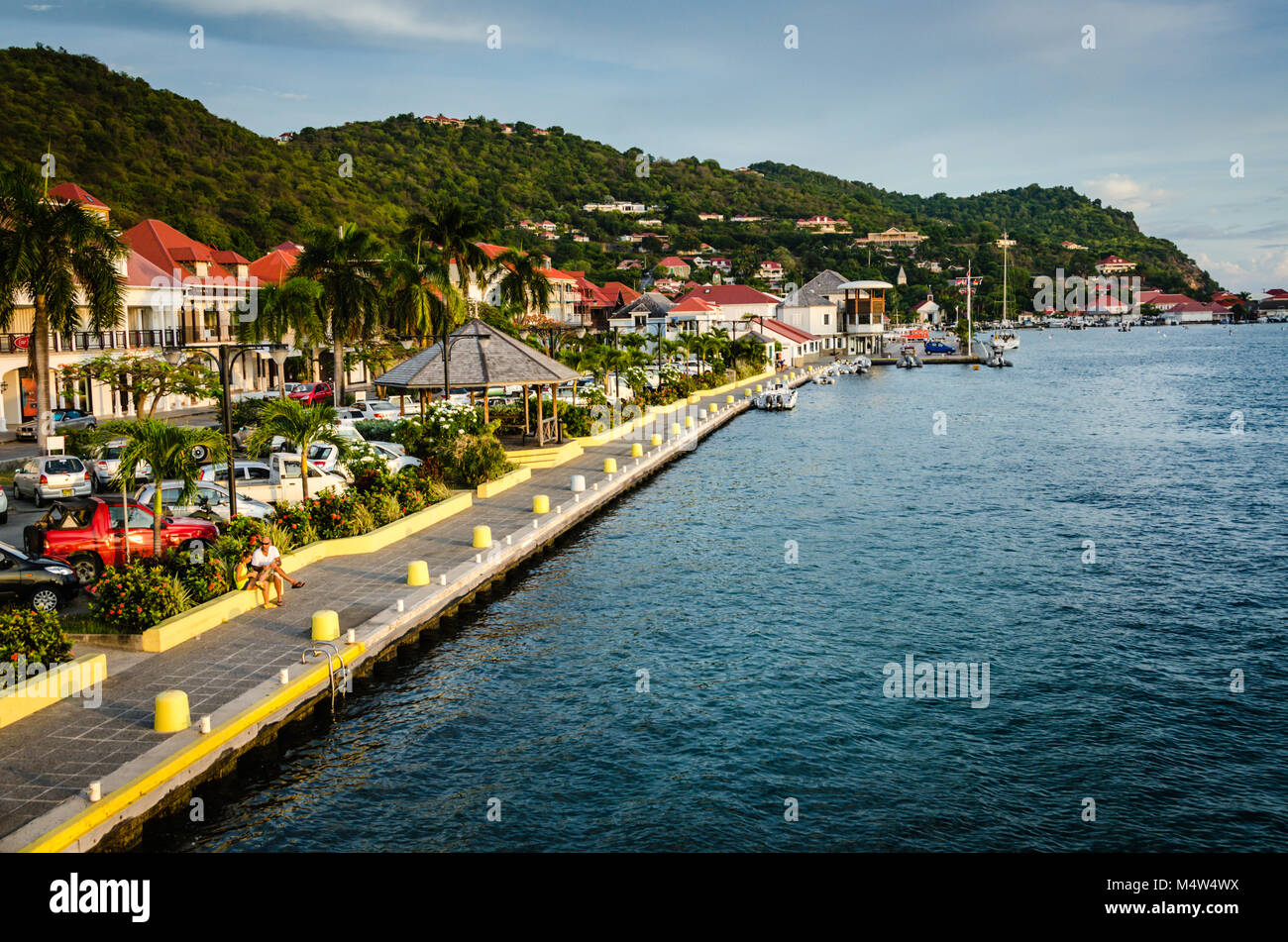Lungomare dove barche di legare fino a Gustavia, capitale di St. Barthelemy (St. Barts.) Foto Stock