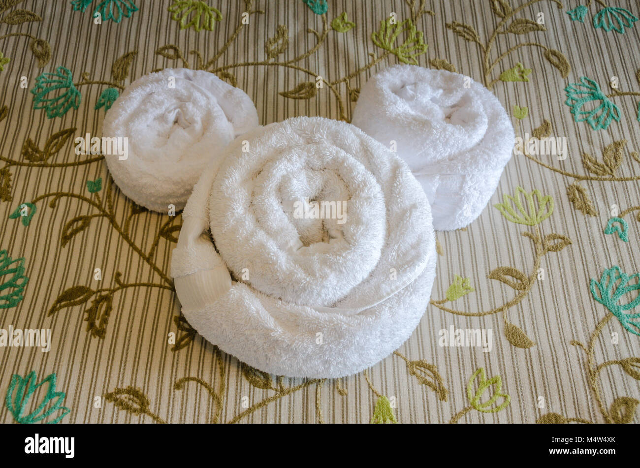 Asciugamani Bianchi sagomata nella forma di Mickey Mouse orecchie impostato sulla biancheria da letto a Disney's Grand Floridian Resort & Spa in Orlando, FL, Stati Uniti d'America. Foto Stock