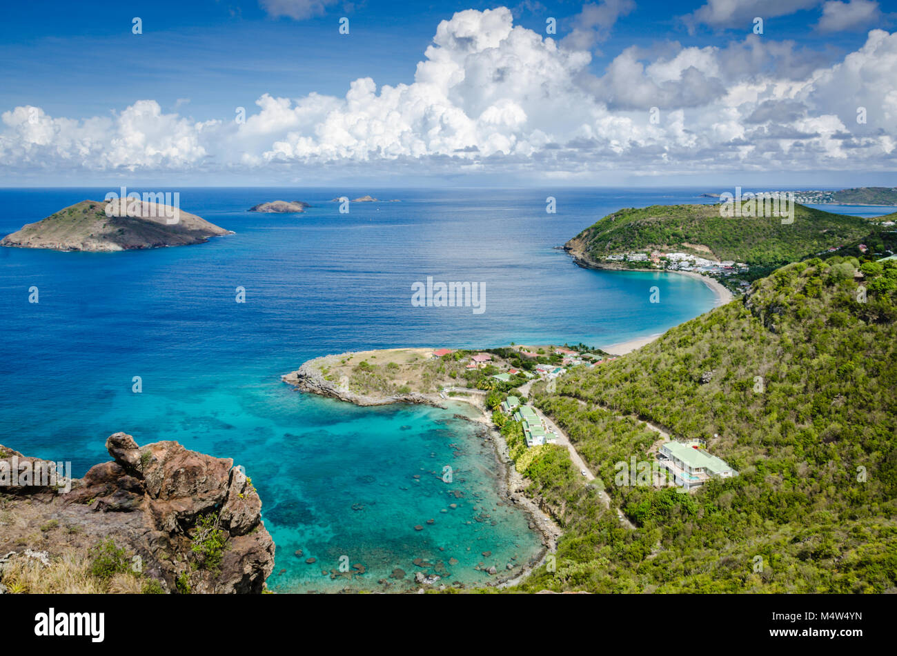 Costa del West Indian isola di St Barths compresi baia protetta del punto a Etages e diversi tasti offshore. Foto Stock