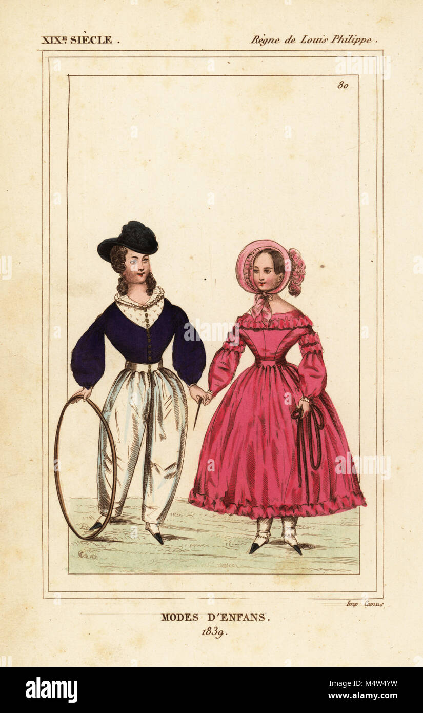 Il francese per bambini, moda 1839. Il ragazzo detiene un cerchio e la memory stick e la ragazza una corda da salto. Litografia Handcolored da Le Bibliophile Jacob aka Paul Lacroix i costumi Historiques de la France (costumi storici della Francia), Amministrazione de Librairie, Parigi, 1852. Foto Stock