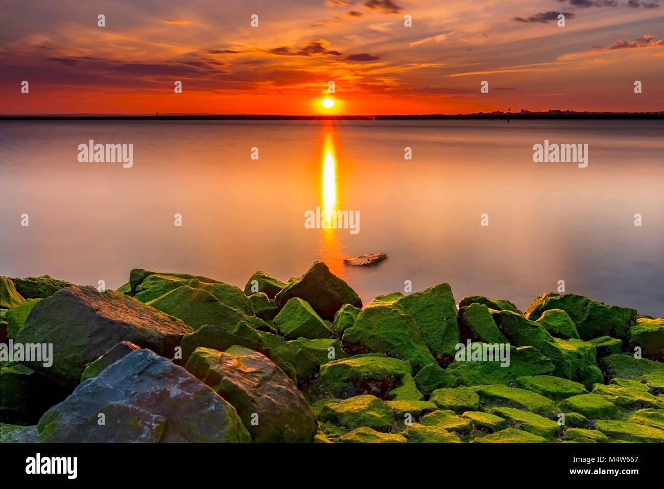 Una lunga esposizione di rocce di muschio Port Botany, Sydney, Australia Foto Stock