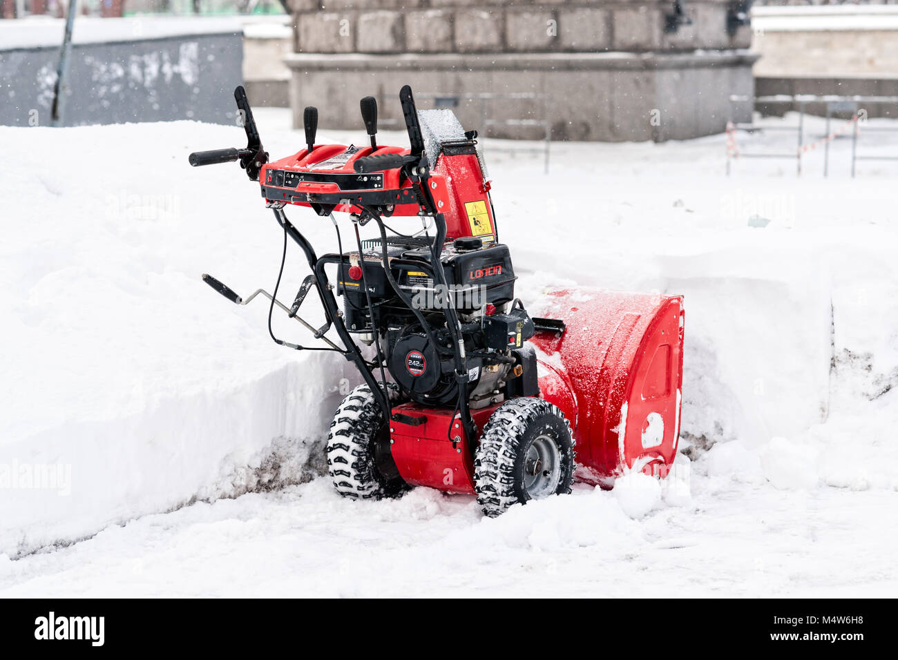 Mosca, 5 Febbraio 2018: Loncin portable di rimozione di neve attrezzature su ruote con un motore a benzina nella neve. Loncin è una società cinese. Foto Stock