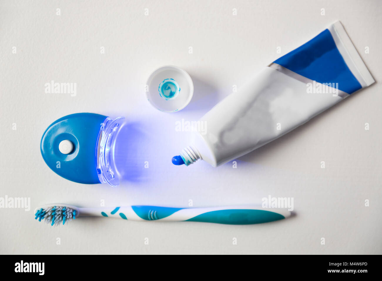 Lo sbiancamento dei denti set incluso dentifricio, spazzolino da denti e la luce a LED Foto Stock