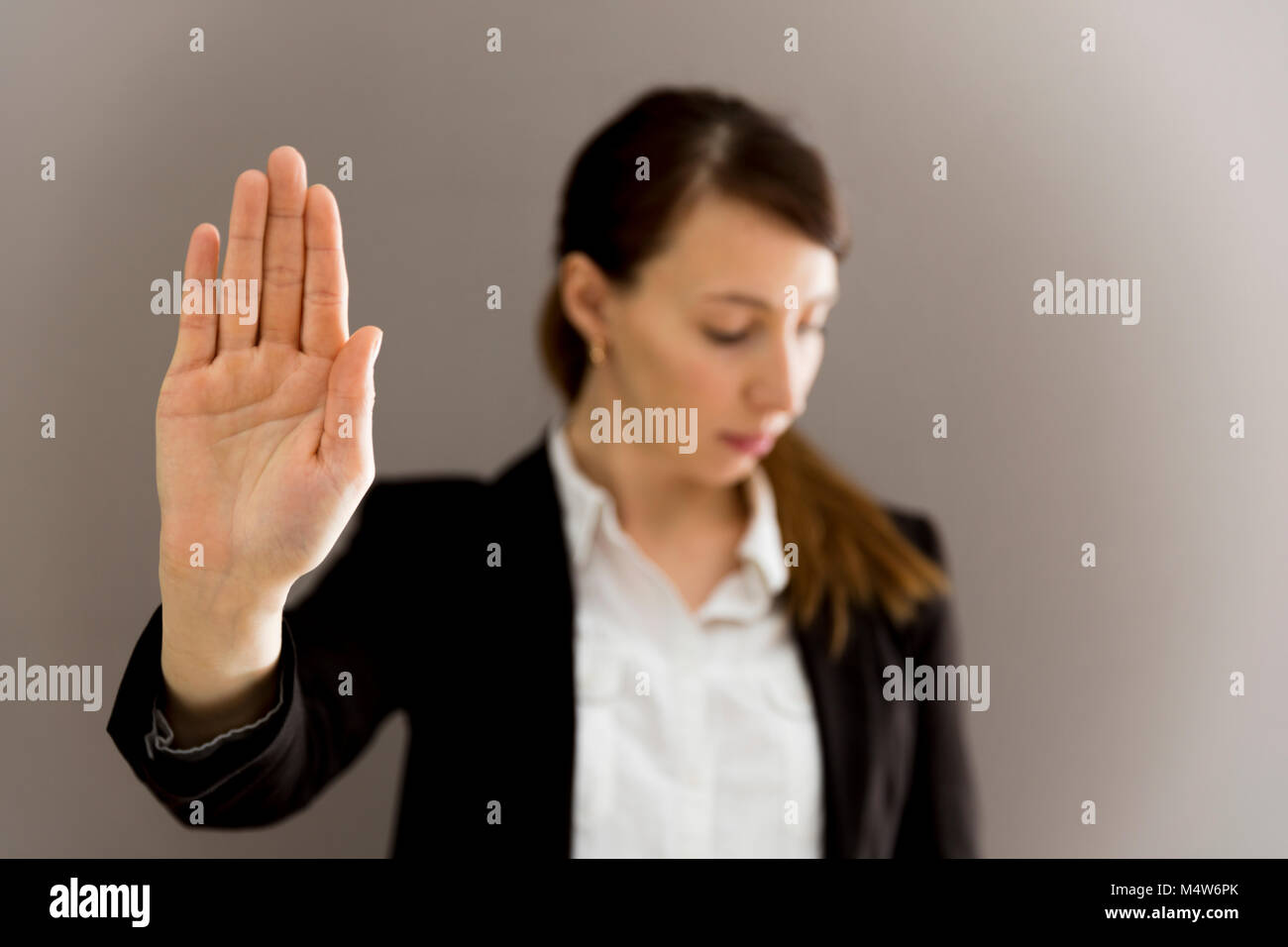 La donna nel business suit mostrando il suo palm, il linguaggio del corpo, dire no al lavoro, auto-consapevolezza Foto Stock