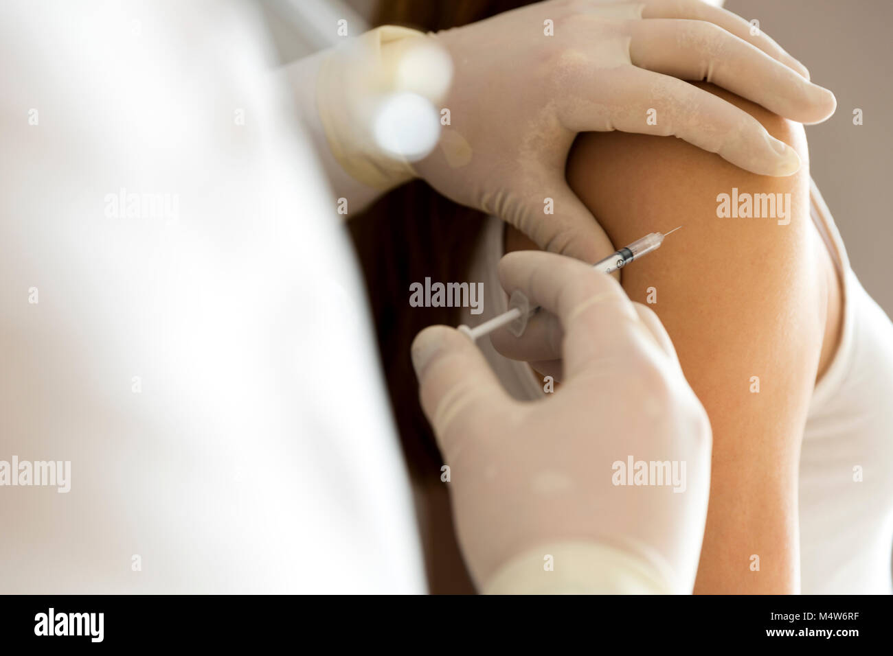 Medico lato rendono paziente influenza di insulina di colpo da siringa braccio sottocutanea di vaccinazione di iniezione Foto Stock