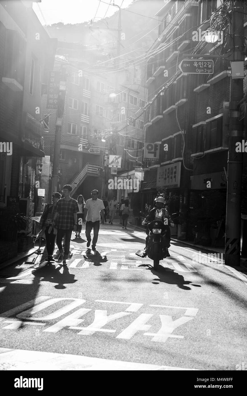 Seoul, Corea del Sud. La gente cammina in una piccola strada vicino al Palazzo di Changdeokgung in Seoul. Foto Stock