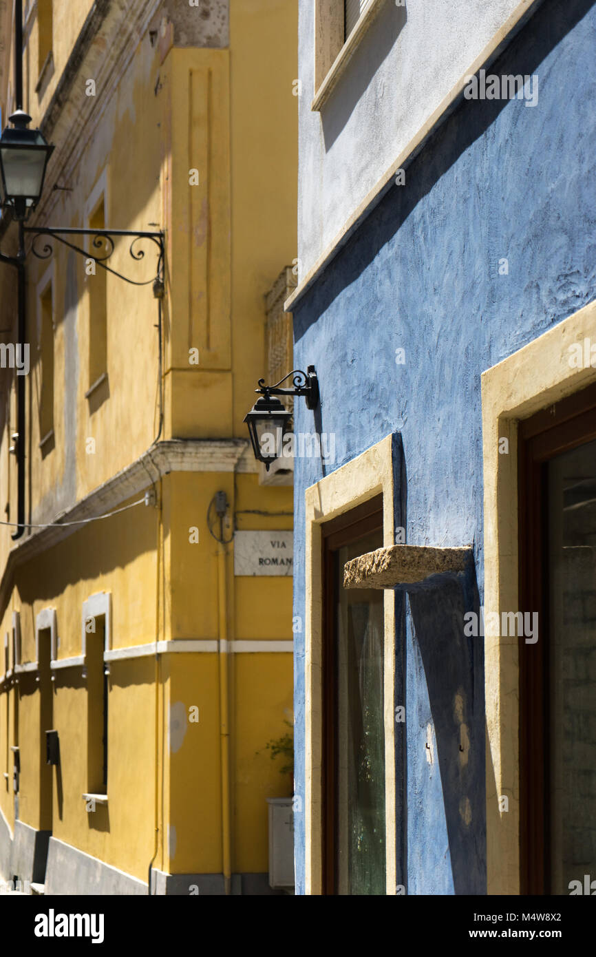Fassades colorato nella Città Vecchia di Olbia, Sardegna Foto Stock