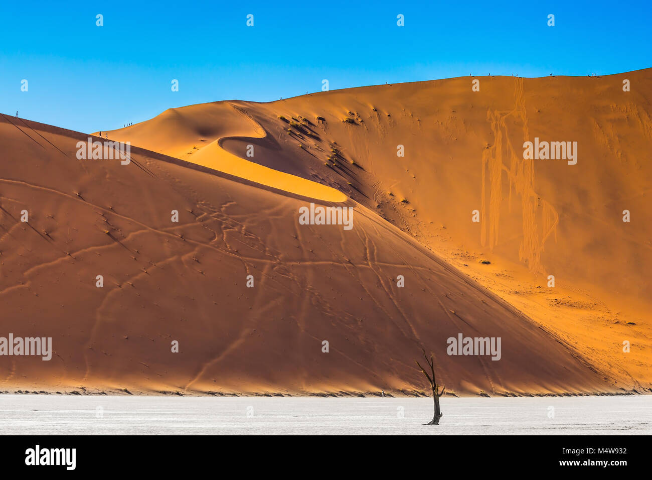 Sulla cresta delle dune sono turisti Foto Stock