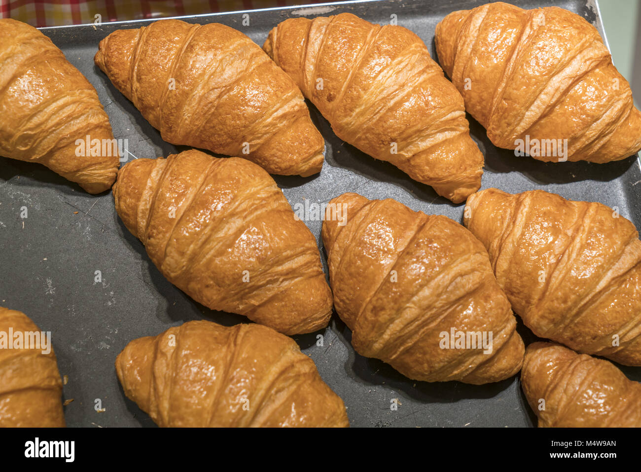 I croissant su uno sfondo nero da sopra Foto Stock