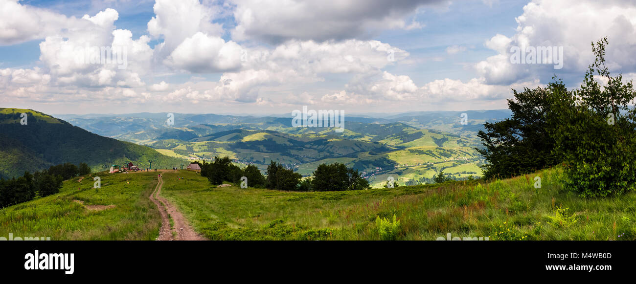 Panorama del bel paesaggio di montagna. splendida vista da Borzhava montagna cresta. strada giù per la collina erbosa turistiche alla base. splendida estate Foto Stock