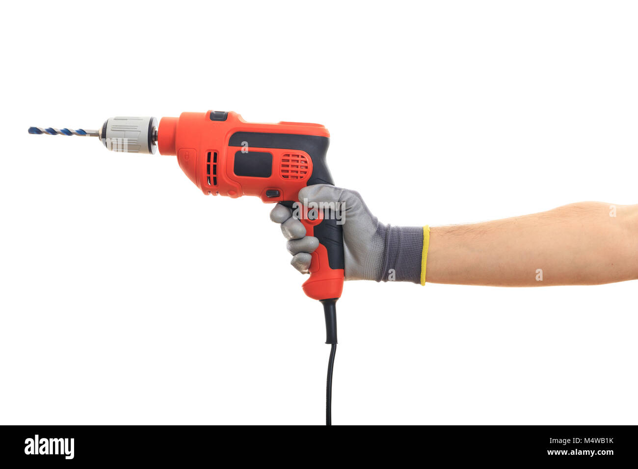La mano guantata tenendo un arancio trapano elettrico su sfondo bianco Foto Stock