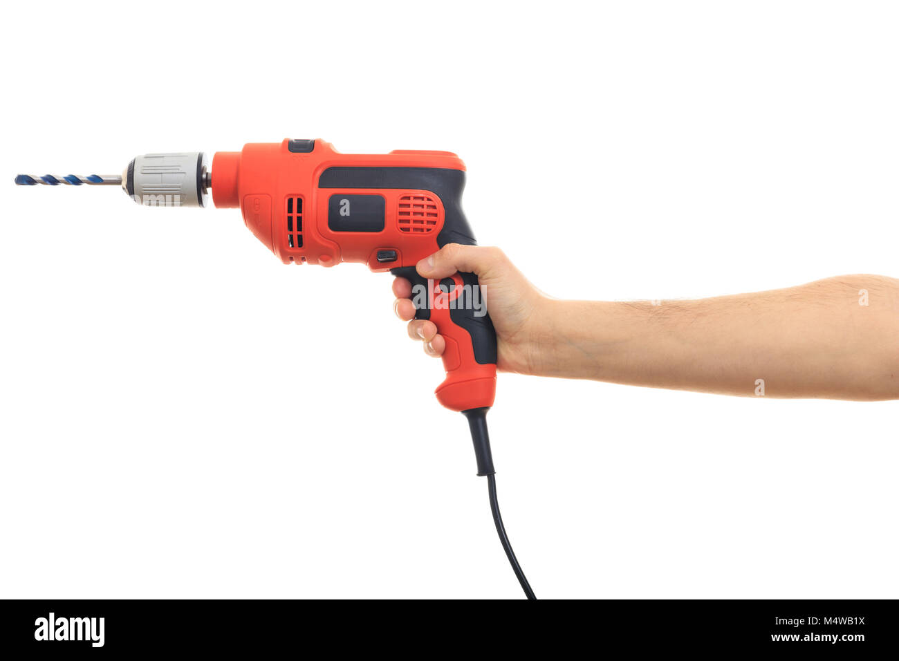Mano che tiene un arancio trapano elettrico su sfondo bianco Foto Stock