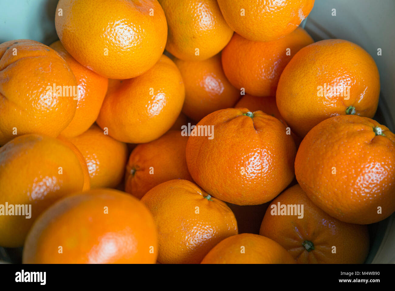 Vicino sul tangerini a un organico negozio di frutta Foto Stock