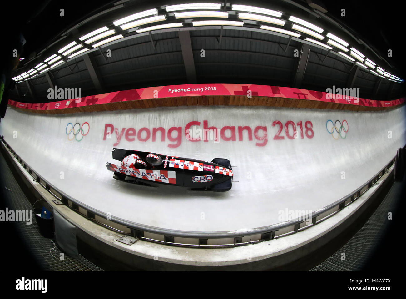 La Croazia ha Drazen Silic e Benedikt Nikpalj durante il primo calore di due uomo Bob evento all'Olympic Centro di scorrimento sul giorno nove del PyeongChang 2018 Giochi Olimpici Invernali in Corea del Sud. Foto Stock