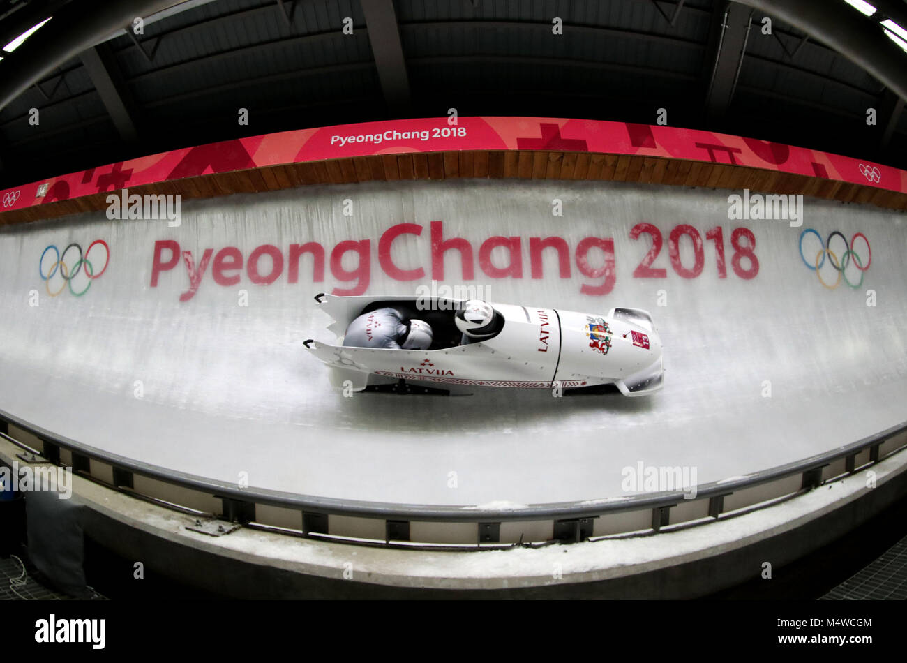 La Lativia Oskars Melbardis e Janis Strenga durante il primo calore di due uomo Bob evento all'Olympic Centro di scorrimento sul giorno nove del PyeongChang 2018 Giochi Olimpici Invernali in Corea del Sud. Foto Stock