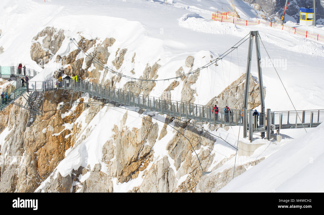 Dachstein, Austria - Gennaio 2018: turisti attraversando la skywalk ponte di corde, Dachstein, Austria. Foto Stock
