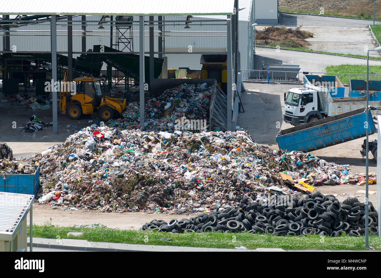 Discariche urbane costruito sotto il programma ambiente con una concessione da parte dell' Unione europea. Impianto di trattamento di rifiuti deposito. Foto Stock