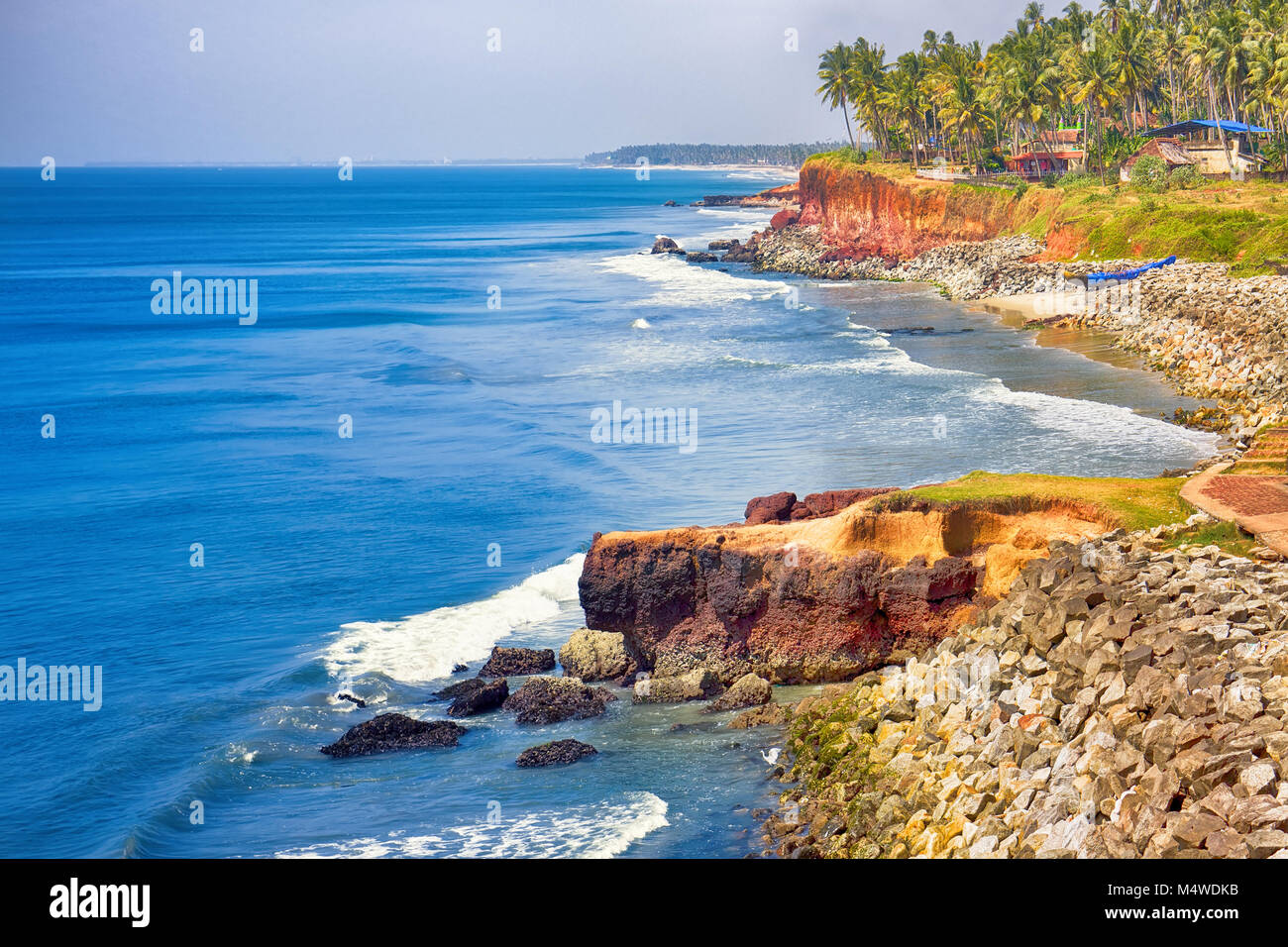 Mare arabico in Kerala. Pittoresche scogliere, spiagge e palmeti promette una vacanza indimenticabile. Costa di Malabar Foto Stock