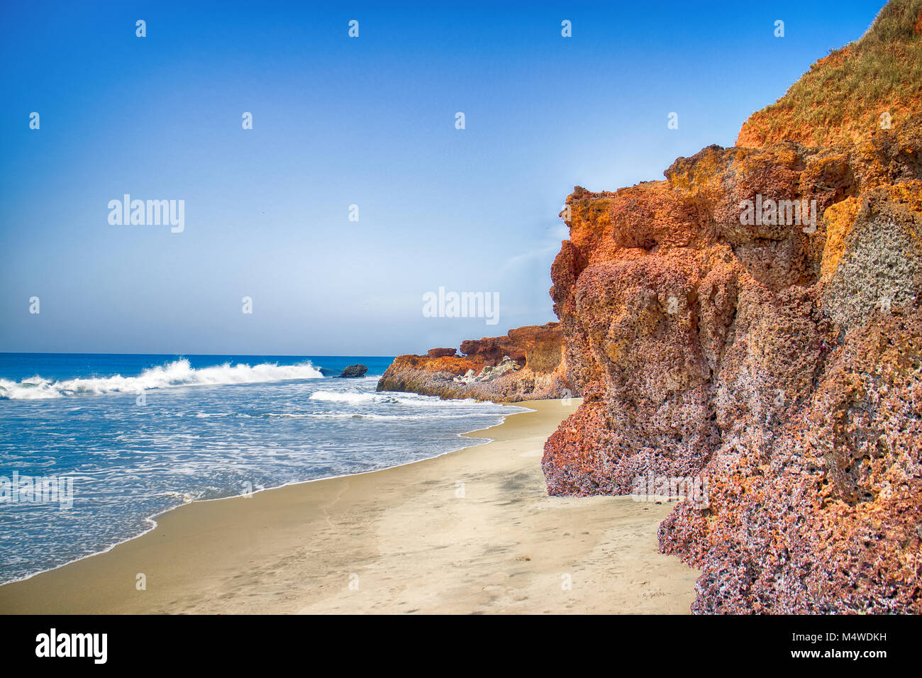 Mare arabico in Kerala. Pittoresche scogliere, spiagge promette una vacanza indimenticabile. Il mare ha dato argillite rocce. Costa di Malabar Foto Stock