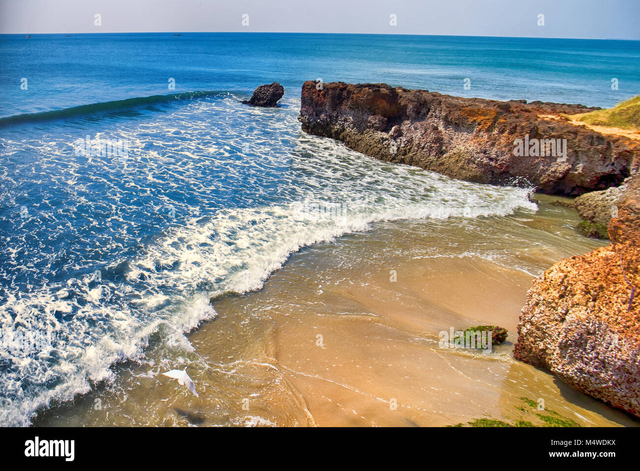 Mare arabico in Kerala. Pittoresche scogliere, spiagge promette una vacanza indimenticabile. Il mare ha dato argillite rocce. Costa di Malabar Foto Stock