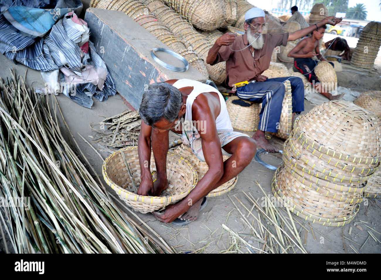 Lavoratore del Bangladesh rendendo cestello da bambù in Narayanganj vicino a Dacca in Bangladesh Foto Stock