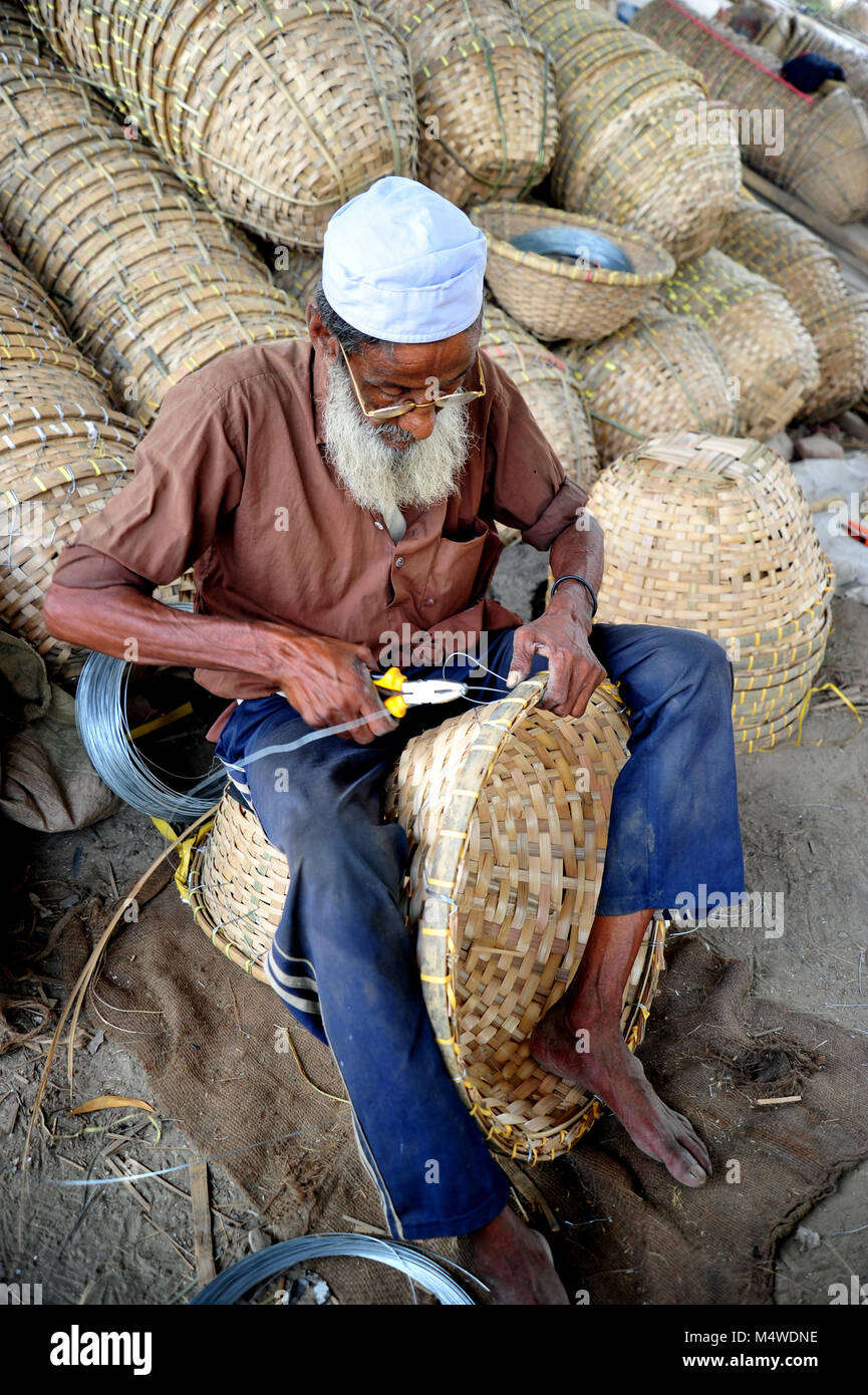 Lavoratore del Bangladesh rendendo cestello da bambù in Narayanganj vicino a Dacca in Bangladesh Foto Stock