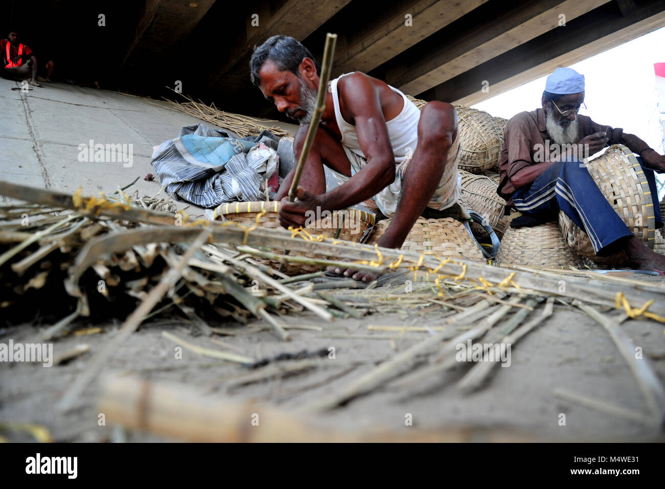 Lavoratore del Bangladesh rendendo cestello da bambù in Narayanganj vicino a Dacca in Bangladesh Foto Stock