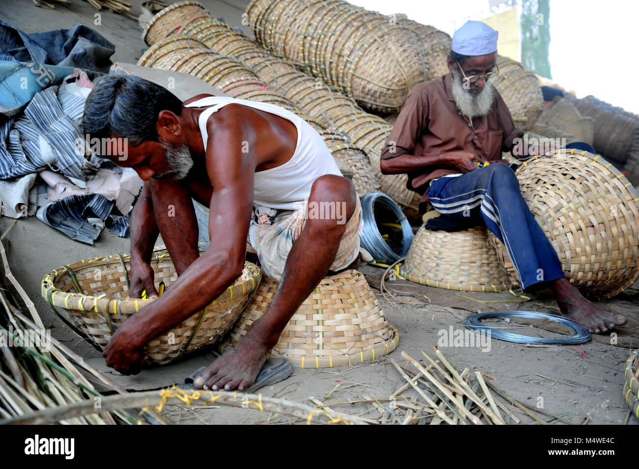 Lavoratore del Bangladesh rendendo cestello da bambù in Narayanganj vicino a Dacca in Bangladesh Foto Stock